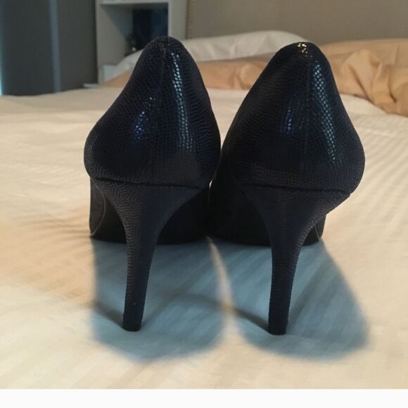 BCBG PUMPS - Picture 4 of 7